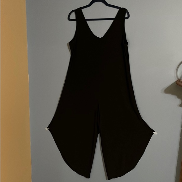 Annalee + Hope Elegant Black Jumpsuit With V-neck & Wide Asymmetric legs - Picture 3 of 5